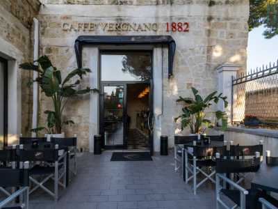 ...si arriva davanti all�entrata del bar inclusa in un vecchio arco murato